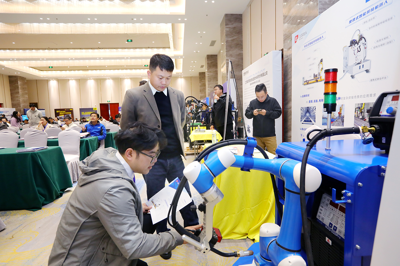 九游会J9携便携式智能焊接机器人亮相2025船舶工业数智化创新技术交流大会